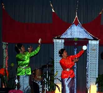 Tari Piring Meriahkan Malam Dana Sumbar