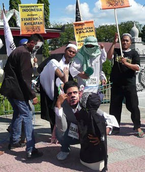 Kepala Obama Ditendang Pendemo