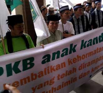 Belasan Orang Demo PBNU