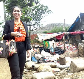 Venna Melinda Menangis di Tengah Tumpukan Sampah