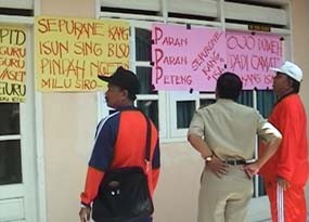 Puluhan Guru Banyuwangi Segel Kantor UPTD TK-SD