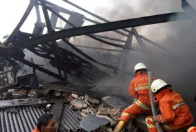 Hendak Selamatkan Barang, Hidayat Kesetrum