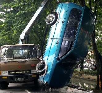 Kijang Nyemplung Sungai Dievakuasi