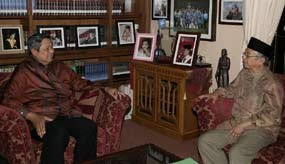 Jelang Muktamar NU, Gus Sholah Diterima SBY