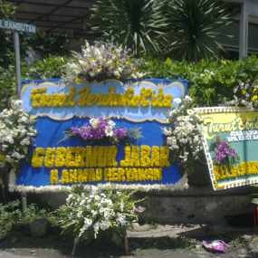 Karangan Bunga Berjejer di Rumah Duka