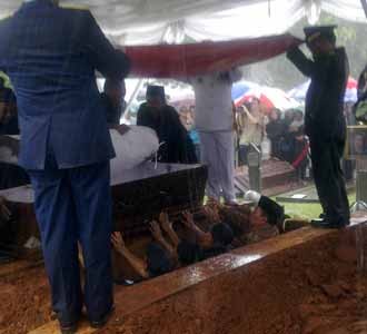 Jenazah Sunarti Nasution Dimakamkan