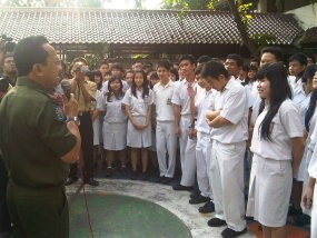 Sambangi SMA 2 Jakarta, Foke Pompa Semangat Peserta UN