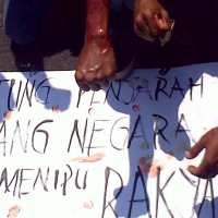 Tuntut Ijazah Palsu Bupati Diusut, Warga Sragen Aksi Cap Jempol Darah