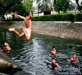 Berenang di Air Keruh