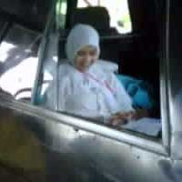 Kaki Patah, Siswi SMKN Kerjakan UN di Angkot
