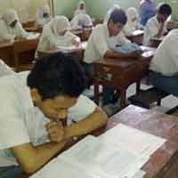 Idap Ambeien, Siswi di Lumajang Kerjakan UN Sambil Berdiri