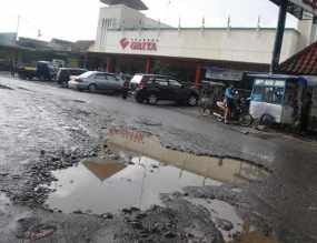 Lubang di Jalan Purwakarta