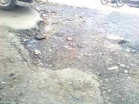 Selama Hujan, Lubang di Jalan Ibrahim Adjie Makin Besar