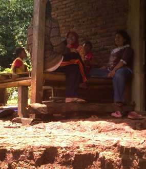 Selain Rumah, Jalan Desa dan Selokan juga Retak