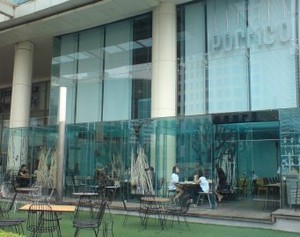 Santai Sejenak di Portico