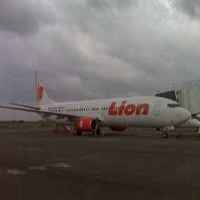 Pesawat Lion Air Pecah Ban di Bandara Hasanuddin