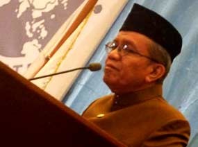 Taufiq Ismail Baca Puisi di Sidang MK