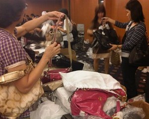 Perempuan-Perempuan Menggila di Coach Bazaar
