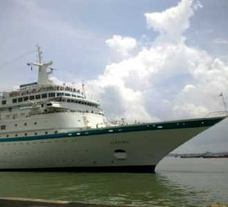 Albatros Bersandar di Tanjung Perak