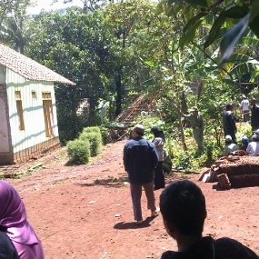 Ambles Seperti Ditelan Bumi, Rumah Idi Utuh