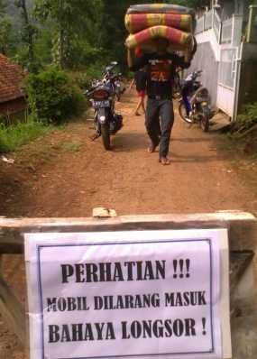 Siap Direlokasi, Warga Selamatkan Material Bangunan