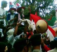 Demo di Balaikota Ricuh, Polisi Dilempar Ayam Mati
