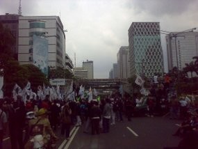 Buruh Tutup Separuh Jl MH Thamrin, Lalu Lintas Dialihkan 