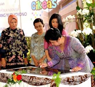 Ibu Ani Resmikan Rumah Pintar