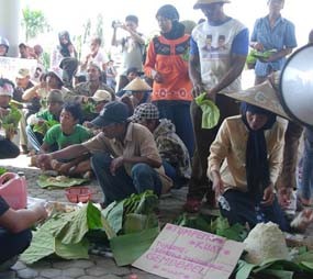 Ratusan Gembbel Tumpengan di DPRD Tuban