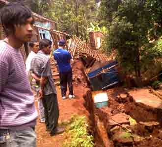 Warga Tonton Lokasi Tanah Ambles