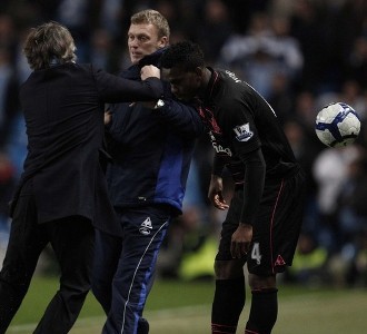 Saat Manajer Ikut Berebut Bola