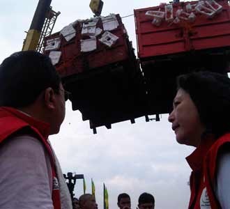 2 Kontainer Sampah Digantung di Monas