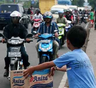 Anak Korban Banjir Minta Sumbangan