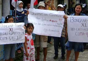 Warga Demo Tolak Berdirinya Tower