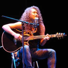 Konser di Bandung, Daniel Sahuleka Tampil Memukau