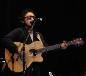 Pesona Sandhy Sondoro Membuka Konser Daniel Sahuleka di Bandung