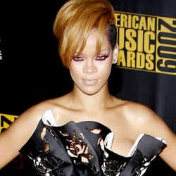  Rihanna Ketakutan Dapat Kiriman Gambar Porno