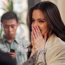  Nia Ramadhani Kirim Air Untuk Siraman Ardi Bakrie