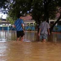Kediri Dikepung Banjir, Aktivitas Warga Terganggu 