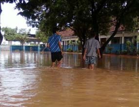 Kediri Dikepung Banjir, Aktivitas Warga Terganggu 