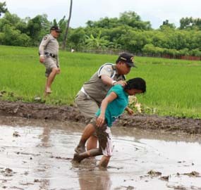 Tertangkap Mesum, PSK Sembunyi di Sawah