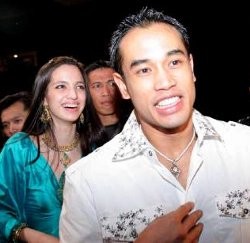 Nia-Ardi Hiasi Cincin Kawin dengan Darah