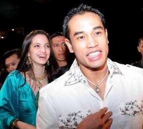 Ardi Bakrie Cium Nia 3 Kali, SBY Senyum-senyum