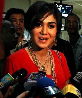 Yuni Shara Merasa Wajar Pertanyakan Usia Anak Raul Lemos