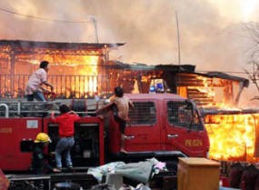 Ratusan Warga Padati Lokasi, Api Susah Dipadamkan