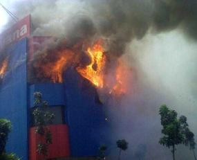  Seorang Ibu Histeris Mencari Dua Putranya