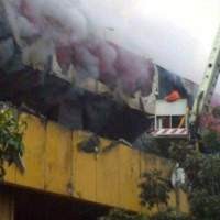 Api Masih Berkobar, Petugas Damkar Ambil Air dari Sungai