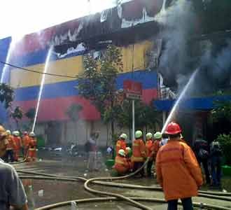 Ramayana Kebayoran Lama Terbakar