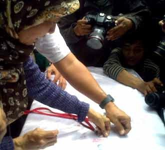 Aksi Cap Jempol Darah Bendera