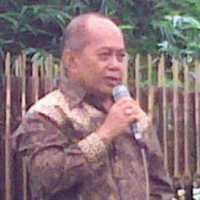 Menkop Ditodong Nyanyi di Saung Angklung Udjo